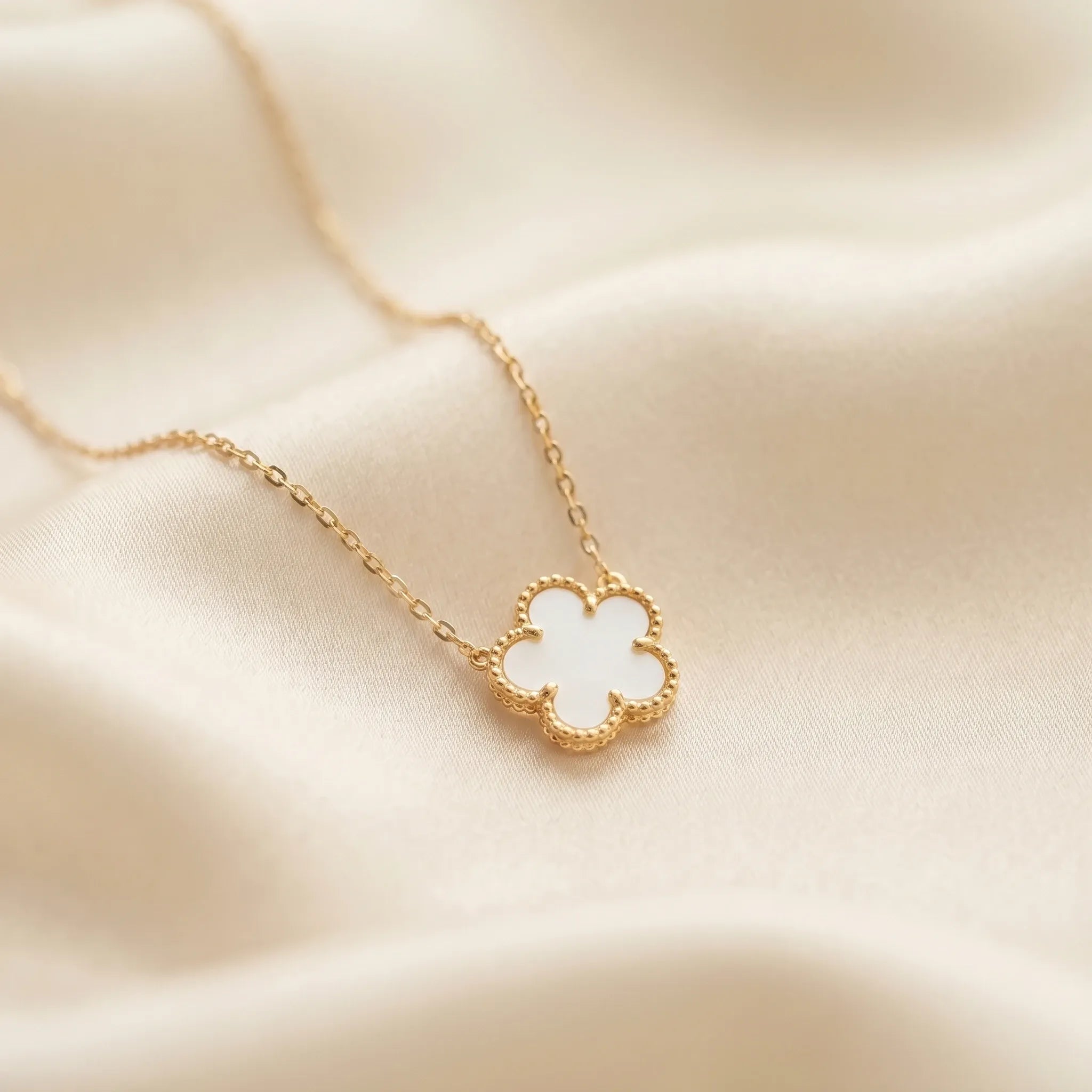 Sofia | Collier fleur nacrée en acier inoxydable